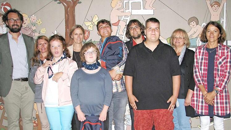 Für vier Schüler endet die Zeit in Sylbach. Sabrina, Susanna, Sebastian und Darwin wurden verabschiedet. Mit auf dem Bild (hinten von links) Lehrer Thomas Lilge, Schulbegleiterin Carolin Weber, Schulleiterin Alexandra Krines-Beßler sowie (von rechts) Christiane Schöller vom Vorstand, Tagesstättenleiterin Isolde Martin, Lehrer Daniel Serfas  Foto: rn