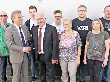 Der Jubilar im Kreise seiner Familie; mit im Bild Bürgermeister Rainer Detsch (Zweiter von links) Foto: Gerd Fleischmann