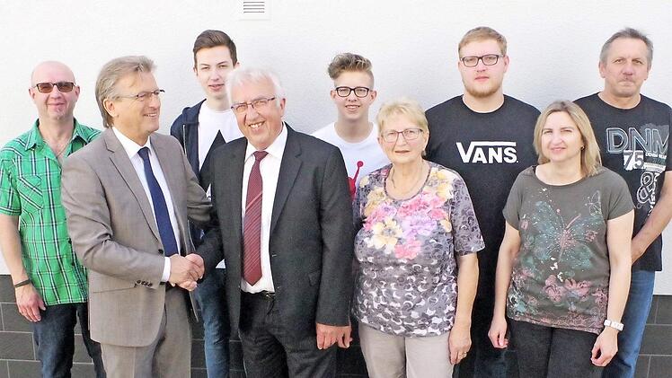 Der Jubilar im Kreise seiner Familie; mit im Bild Bürgermeister Rainer Detsch (Zweiter von links) Foto: Gerd Fleischmann