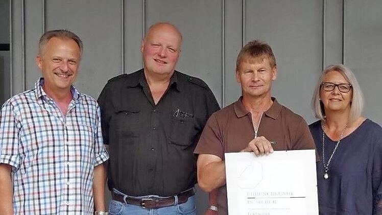 Arbeitsjubiläum (von links): Bernd Nemmert, Obermeister Klaus Zetzmann, Jubilar Detlef Sosniok mit Ehefrau Monika  Foto: Delia Nemmert