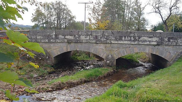 Das Wasser der Kleinen Sinn soll senkrechter auf die Auersbergbrücke zufließen, damit Getreibsel und Verklausungen nicht mehr entstehen und das Risiko für Überschwemmungen abnimmt. Stephanie Elm
