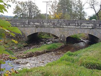 Das Wasser der Kleinen Sinn soll senkrechter auf die Auersbergbrücke zufließen, damit Getreibsel und Verklausungen nicht mehr entstehen und das Risiko für Überschwemmungen abnimmt. Stephanie Elm