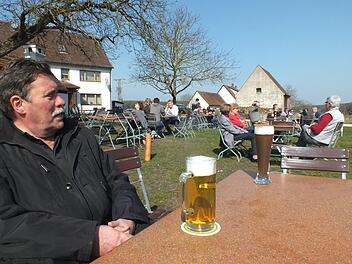 Peter Hildel sinniert ein letztes Mal bei einem Bier in Obermembach.