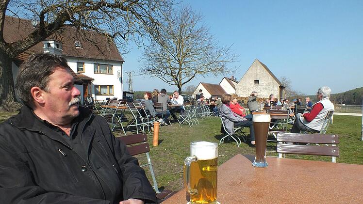 Peter Hildel sinniert ein letztes Mal bei einem Bier in Obermembach.
