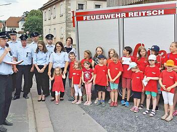 Vorsitzender Berthold Schmidt (vorne, Dritter von links) und Kommandant Matthias Kaim schilderten den mehr als zwei Jahre dauernden Weg zum neuen Fahrzeug der Feuerwehr Reitsch. Foto: Markus Ziereis