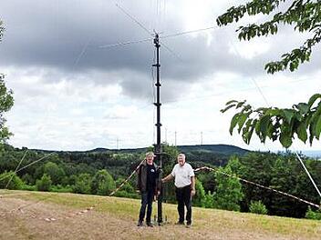 DARC-Vorsitzender Frank Sünkel (links) und Redakteur Eduard Stein vor einem neuen Antennenmast für den Kurzwellenbereich  Foto: Dieter Wolf