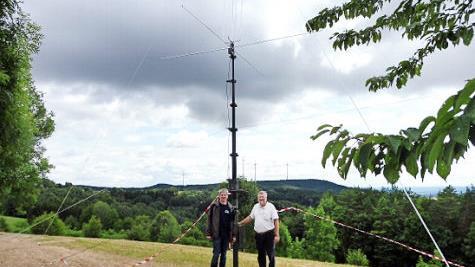 DARC-Vorsitzender Frank Sünkel (links) und Redakteur Eduard Stein vor einem neuen Antennenmast für den Kurzwellenbereich  Foto: Dieter Wolf