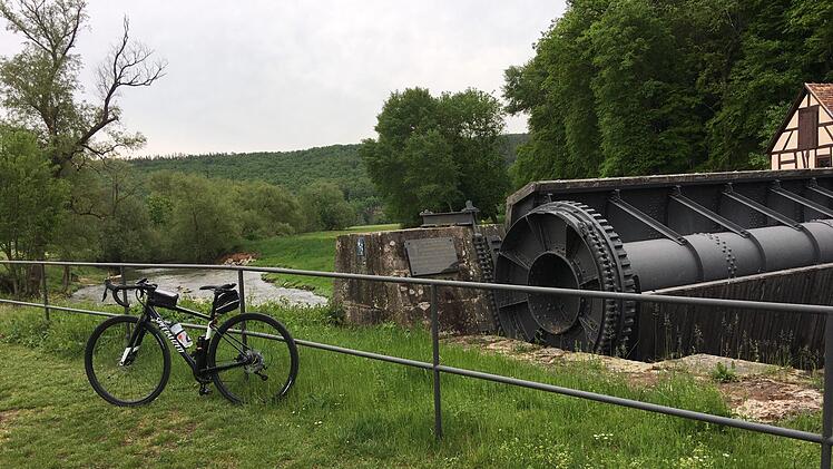 Am Luitpoldsprudel, der zu Beginn der Tour passiert wird. Foto: Jürgen Schmitt
