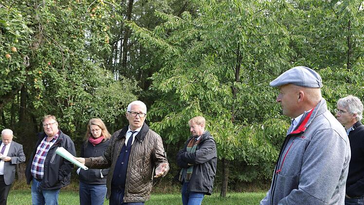 Manfred Mühlbauer (Mitte) vom Umweltministerium und Claus Schwarzmann, Vorsitzender des Landschaftspflegeverbands Forchheim, glauben an das Streuobstwiesen-Projekt.