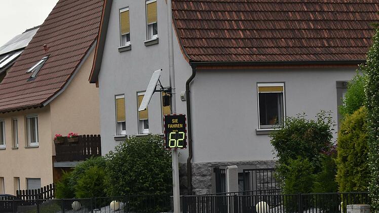 Die  Geschwindigkeitsmessanlage am  Ortseingang dokumentiert zahlreiche Geschwindigkeitsüberschreitungen.