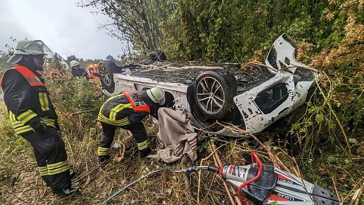 A7 bei Dettelbach: Auto überschlägt sich - Mann in Fahrzeug eingeschlossen