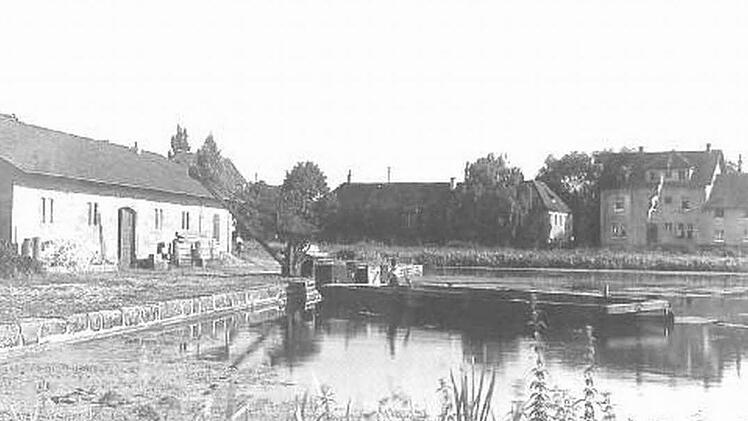 Der Forchheimer Kanalhafen mit Lagerhalle und Kranen  Quelle: Alfred Weiß - Der alte Kanal einst und jetzt