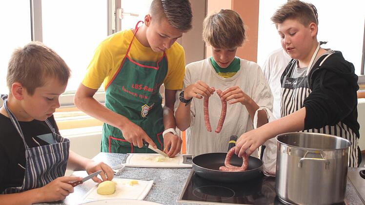 Die Jungs beim Schnippeln und Braten.