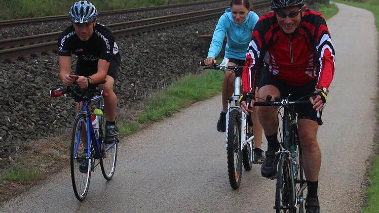 Der Leistungsnachweis für Schnelligkeit und Ausdauer kann auch auf dem Rad erbracht werden, wie dies Heinrich Gehring (rechts), Julia Neubauer und Hubertus Reich auf dem Radweg zwischen Kronach und Gundelsdorf erfolgreich getan haben. Fotos: Hartmut Neubauer