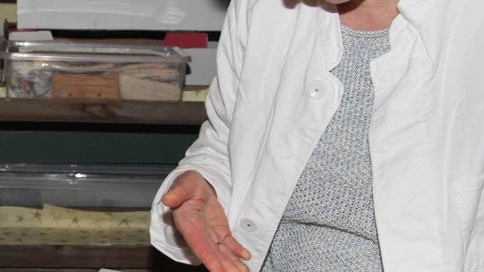 Nach zwei Tagen im Wärmebett sind die Seifen so fest, dass die Stücke geschnitten werden können.