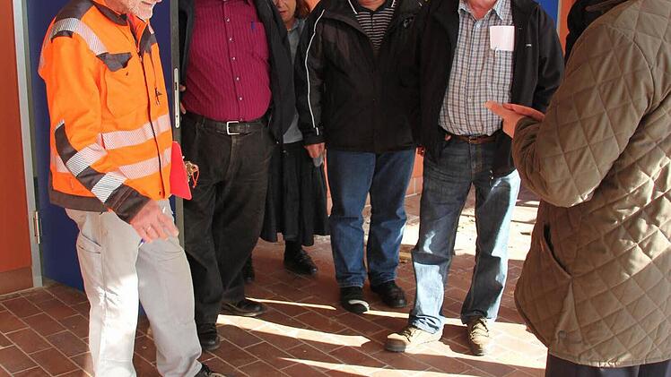 Diese Betonplatte zu heben, bedarf zweier Muskelmänner, klagte Bademeister Klaus Hanke.