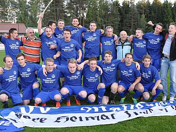 Der FC Wallenfels feiert die Meisterschaft in der Kreisklasse. Das Bild zeigt (stehend von links) Philipp Gleich, Spielleiter Matthias Weiß, Sven Hofmann, Christopher Krüglein, Alex Jörg, Matthias Zeitler, Sebastian Stephan, Tobias Wolf, Bernd Stöcker, Vorsitzenden Richard Vogler, Lucas Pfreundner, Andreas Gleich und Marco Ebert; (kniend von links) Michael Herrmann, Fabian Engelhardt, Andre Schuberth, Steffen Wiedel, Dominik Göppner, Michael Förner, Markus Fuhrmann und Florian Schuberth. Foto...