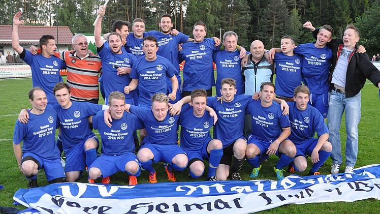 Der FC Wallenfels feiert die Meisterschaft in der Kreisklasse. Das Bild zeigt (stehend von links) Philipp Gleich, Spielleiter Matthias Weiß, Sven Hofmann, Christopher Krüglein, Alex Jörg, Matthias Zeitler, Sebastian Stephan, Tobias Wolf, Bernd Stöcker, Vorsitzenden Richard Vogler, Lucas Pfreundner, Andreas Gleich und Marco Ebert; (kniend von links) Michael Herrmann, Fabian Engelhardt, Andre Schuberth, Steffen Wiedel, Dominik Göppner, Michael Förner, Markus Fuhrmann und Florian Schuberth. Foto...
