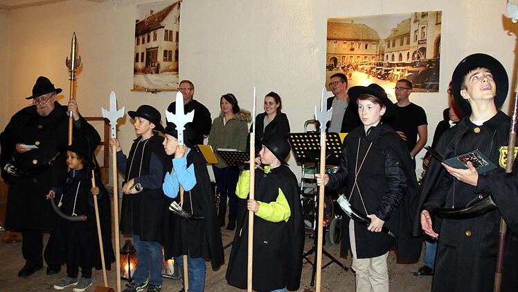 In Bad Rodach sind donnerstags ab sofort wieder die Nachtwächter unterwegs. Wegen des Dauerregens am Donnerstagabend fand der Auftakt nicht am historischen Pulverturm, sondern in der Scheune des Café Faudler statt, wo Karl-Heinz Engelhardt und Samuel Schmidt (von rechts) das Publikum mit ihren Versen unterhielten. Foto: Bettina Knauth