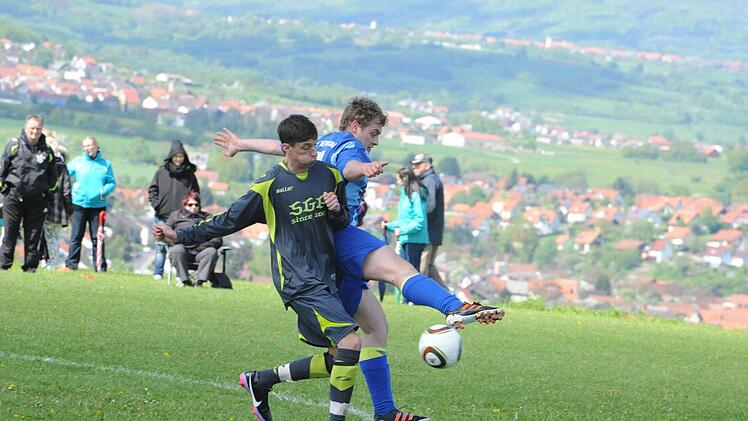 Sportplatz-Perspektiven: Schöne Ausblicke - wie hier in Stralsbach - gibt es in den Rhöner B-Klassen. Und das bezieht sich eben nicht nur auf landschaftliche Reize. Beim Spiel der SG Stralsbach/Geroda/Oehrberg gegen die SG Hassenbach wird auch die fußballerische Komponente stimmen. Foto: Hopf