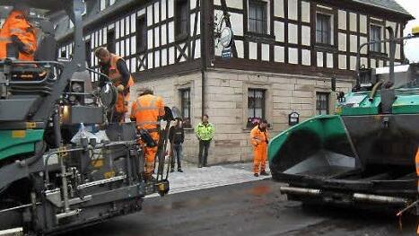 In Steinwiesen wurde der Asphalt aufgetragen. Foto: Susanne Deuerling