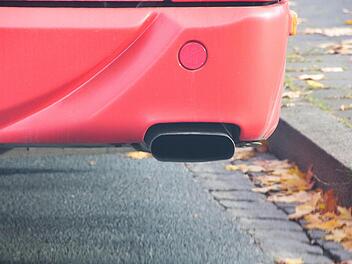 Die Schulbusse in Gräfenberg lassen nach der Einschätzung vieler Betroffener zu oft den Motor laufen.  Foto: Josef Hofbauer