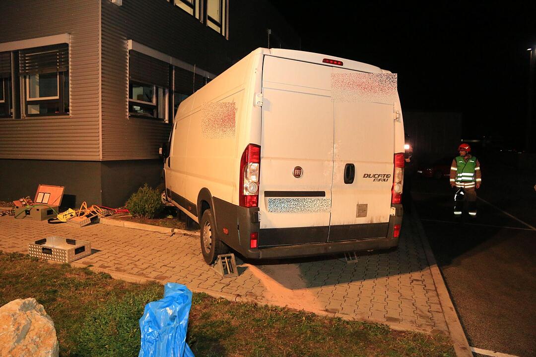 Transporter durchbricht Zaun