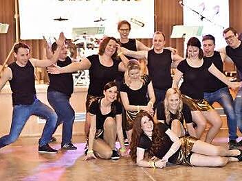 Beim Faschingstanz des TV Königsberg zeigten die jungen Sportler des Turnvereins bei einer Tanzeinlage, dass sie nicht nur zu großen sportlichen Leistungen fähig sind, sondern - mit den Frauen - auch als Tänzer eine gute Figur abgeben können. Foto: Gerold Snater