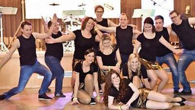 Beim Faschingstanz des TV Königsberg zeigten die jungen Sportler des Turnvereins bei einer Tanzeinlage, dass sie nicht nur zu großen sportlichen Leistungen fähig sind, sondern - mit den Frauen - auch als Tänzer eine gute Figur abgeben können. Foto: Gerold Snater