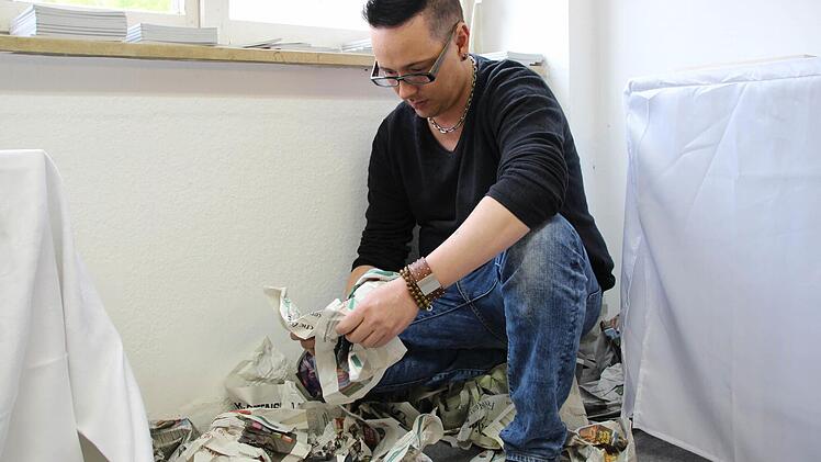 Alexander Ruppert nutzt häufig Zeitungen als Arbeitsmaterial. Foto: Benedikt Borst