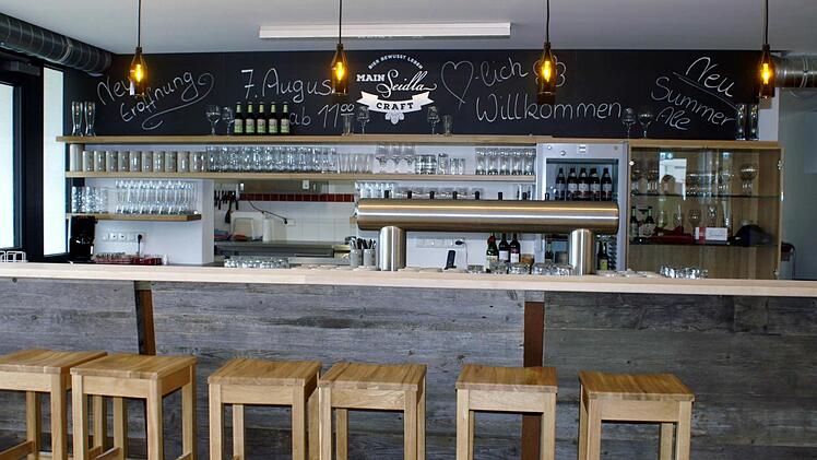 Auch der gemütliche Thekenbereich vom Brauhaus Binkert lädt zum Verweilen ein.