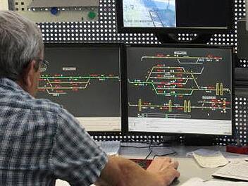 Zug 4808 darf in den Coburger Bahnhof einfahren; die entsprechenden Gleise sind auf dem Monitoren grün dargestellt und damit frei . Fotos: Simone Bastian