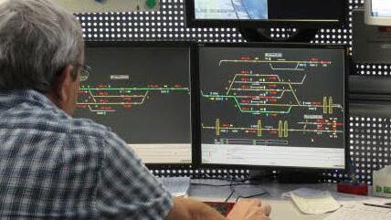 Zug 4808 darf in den Coburger Bahnhof einfahren; die entsprechenden Gleise sind auf dem Monitoren grün dargestellt und damit frei . Fotos: Simone Bastian