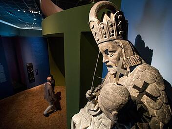 Eine Statue von Karl IV. von der Ostfassade des Altstädter Brückenturms ist im Germanischen Nationalmuseum in Nürnberg (Bayern) während einer Vorbesichtigung der bayerisch-tschechischen Landesausstellung «Karl IV.» zu sehen. Foto: Daniel Karmann/dpa