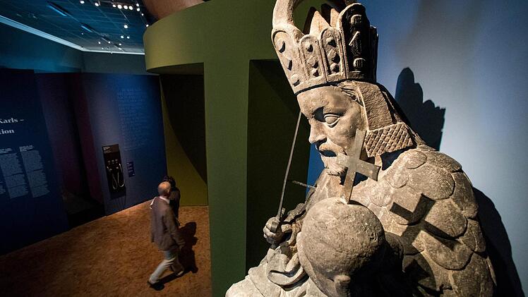 Eine Statue von Karl IV. von der Ostfassade des Altstädter Brückenturms ist im Germanischen Nationalmuseum in Nürnberg (Bayern) während einer Vorbesichtigung der bayerisch-tschechischen Landesausstellung «Karl IV.» zu sehen. Foto: Daniel Karmann/dpa