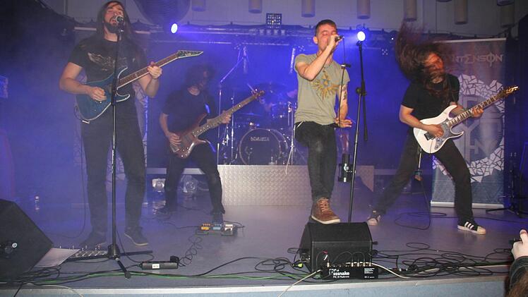 Der Burgkunstadter Manuel Doppel (rechts) von der Band "Syntension" hatte das Konzert organisiert. Das Bild zeigt ihn mit seinem Bandkollegen Alexander Bauhut. Foto: Stephan Stöckel.