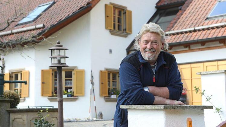 Norbert Jungkunz (im Bild) öffnet seinen Garten für den Besuch und erklärt mit dem Kreisfachberater für Obst- und Gartenbau, Hans Schilling, wie der Garten frühjahrsfit wird.  Fotos: Barbara Herbst