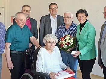 Mit der Willy-Brandt-Medaille wurde Gisela Sesselmann ausgezeichnet. Unser Bild zeigt sie (sitzend) mit (von links) Ehrenbürger Rudi Hofmann, Reinhold Wiesenmüller, Klaus Klink, Dietmar Hofmann, Heinz Sesselmann, Inge Aures und Günther Schölzky. Foto: Andrea Hofmann