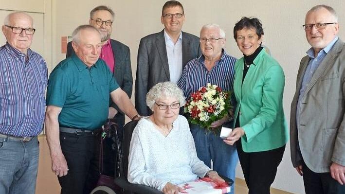 Mit der Willy-Brandt-Medaille wurde Gisela Sesselmann ausgezeichnet. Unser Bild zeigt sie (sitzend) mit (von links) Ehrenbürger Rudi Hofmann, Reinhold Wiesenmüller, Klaus Klink, Dietmar Hofmann, Heinz Sesselmann, Inge Aures und Günther Schölzky. Foto: Andrea Hofmann