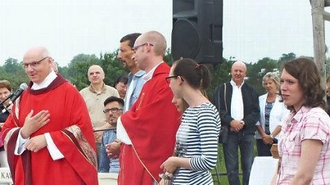 Pfarrer Helmut Hetzel und Kaplan Sebastian Schiller wurden von Ministranten, Lektoren und Kommunionhelfern unterstützt.