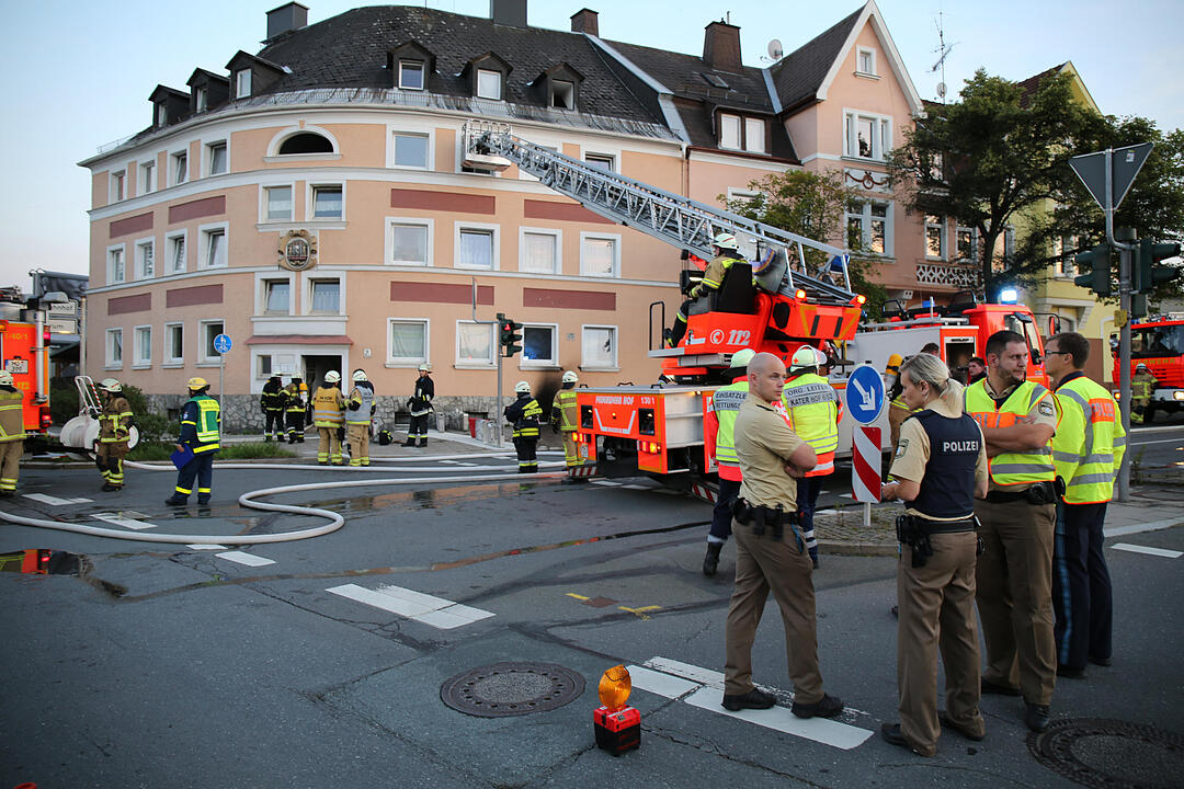 Kellerbrand breitet sich in einem Hofer Mehrfamilienhaus aus