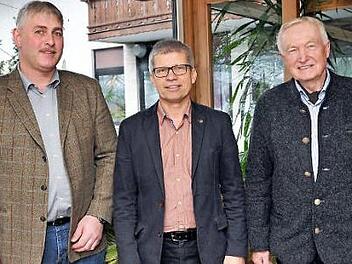 Sie kümmern sich um die Jagd in Oberfranken (von links): der stellvertretende Sprecher der BBV-Jagdgenossenschaften Harald Roder, Dieter Heberlein vom BBV in Bamberg und Hartmut Wunderatsch, Bezirksvorsitzender des Bayerischen Jagdverbandes. Foto: Stephan Herbert Fuchs