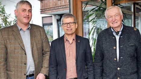 Sie kümmern sich um die Jagd in Oberfranken (von links): der stellvertretende Sprecher der BBV-Jagdgenossenschaften Harald Roder, Dieter Heberlein vom BBV in Bamberg und Hartmut Wunderatsch, Bezirksvorsitzender des Bayerischen Jagdverbandes. Foto: Stephan Herbert Fuchs