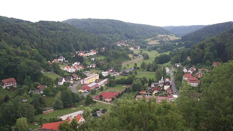 Im Vergleich dazu die heutige Bebauung mit dem riesigen Komplex des Schulhaus (langgestreckte Gebäude und die Gebäude rechts davor), mit Hartplatz und Kinderspielplatz, das direkt an das frühere Hotel Häfner (jetzt ohne Minigolfplatz) angrenzt und dem Hang-Baugebiet links oberhalb der Schule. Foto: Reinhard Löwisch