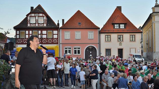 Der Burgkunstadter Liedermacher Udo Langer lie&szlig; es  sich nicht nehmen, zum Gelingen der Schusternacht mit einigen Lieder beizutragen. Das Publikum dankte ihm sein Engagement mit gro&szlig;em Applaus und alle schunkelten flei&szlig;ig mit. Foto: Ingrid Kohles