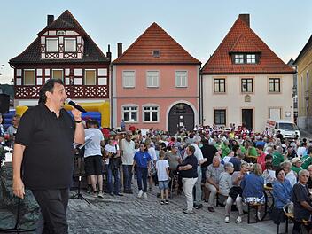 Der Burgkunstadter Liedermacher Udo Langer ließ es  sich nicht nehmen, zum Gelingen der Schusternacht mit einigen Lieder beizutragen. Das Publikum dankte ihm sein Engagement mit großem Applaus und alle schunkelten fleißig mit. Foto: Ingrid Kohles