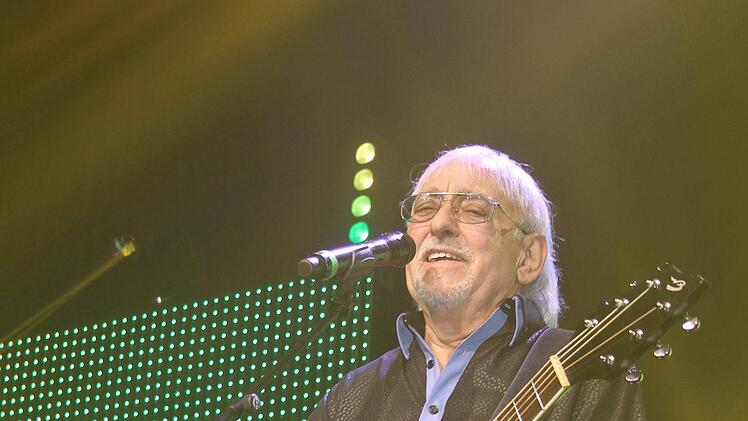 Karl-Heinz ist schon 71 Jahre alt, dennoch ist er mit seinem Bruder Bernd noch 200 Tage pro Jahr unterwegs. Sonny Adam
