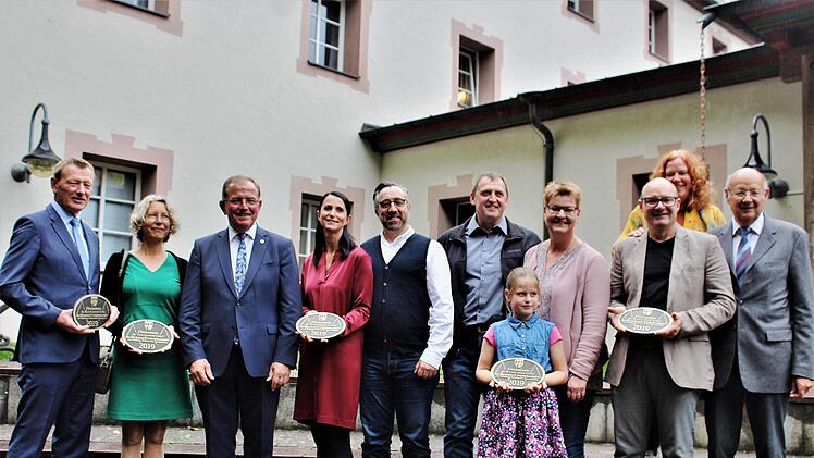 Bezirkstagspräsident Erwin Dotzel und die Preisträger.Werner Vogel