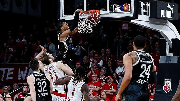 Trevis Simpson stopft im Hinspiel zwei Sekunden vor der Schlusssirene den Ball zum 85:85-Ausgleich in den Ring. Vechtas Fl&uuml;gelspieler absolvierte in Bamberg das Spiel seines Lebens. Er kam auf 32 Punkte und traf neun Dreier. Foto: Daniel L&ouml;b