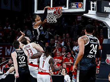 Trevis Simpson stopft im Hinspiel zwei Sekunden vor der Schlusssirene den Ball zum 85:85-Ausgleich in den Ring. Vechtas Flügelspieler absolvierte in Bamberg das Spiel seines Lebens. Er kam auf 32 Punkte und traf neun Dreier. Foto: Daniel Löb